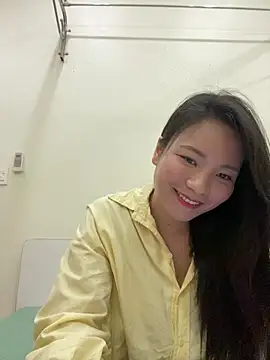 Bee Yellow00 online show from December 3, 2025, 4:31 am