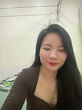 Bee Yellow00 online show from April 6, 2026, 4:32 am