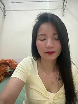 Bee Yellow00 online show from April 15, 2026, 4:52 am