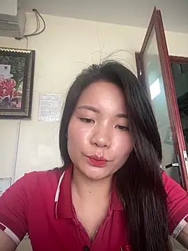 Bee Yellow00 online show from April 22, 2026, 4:15 am