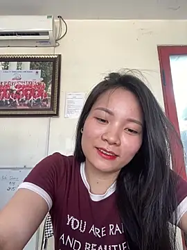 Bee Yellow00 online show from May 22, 2026, 8:42 am