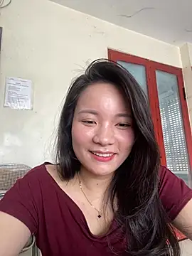 Bee Yellow00 online show from May 29, 2026, 2:42 am