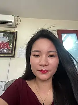 Bee Yellow00 online show from June 8, 2026, 4:46 am