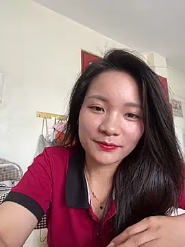Bee Yellow00 online show from June 18, 2026, 3:18 am
