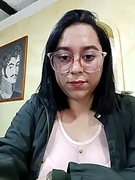 Snapshot of Caroline-17 chatting on October 27, 2025, 2:43 pm Caroline-17 online show from October 27, 2025, 2:43 pm