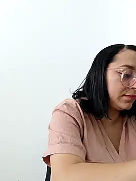 Snapshot of Caroline-17 chatting on November 7, 2025, 6:19 pm Caroline-17 online show from November 7, 2025, 6:19 pm