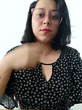 Snapshot of Caroline-17 chatting on November 10, 2025, 6:18 pm Caroline-17 online show from November 10, 2025, 6:18 pm