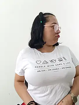 Snapshot of Caroline-17 chatting on November 13, 2025, 6:07 pm Caroline-17 online show from November 13, 2025, 6:07 pm