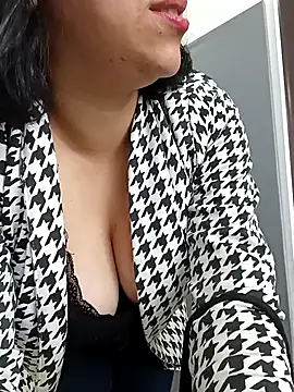 Snapshot of Caroline-17 chatting on December 1, 2025, 3:50 pm Caroline-17 online show from December 1, 2025, 3:50 pm