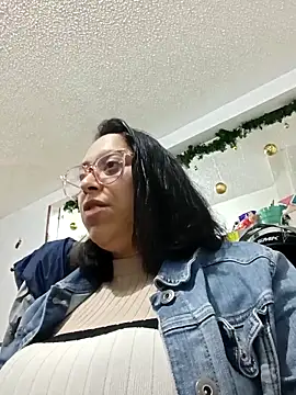 Snapshot of Caroline-17 chatting on December 3, 2025, 12:18 am Caroline-17 online show from December 3, 2025, 12:18 am