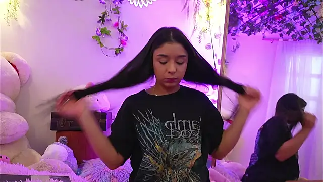 ISA NIXON online show from November 27, 2025, 8:33 pm