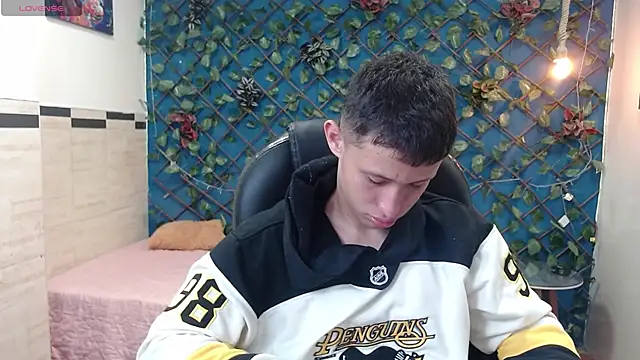 Garuo 18 online show from November 14, 2025, 3:16 am