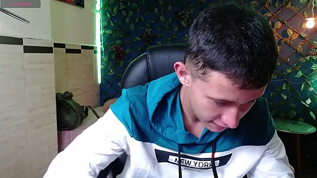 Garuo 18 online show from November 16, 2025, 3:12 am