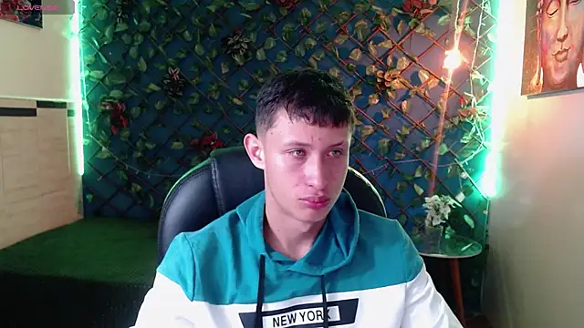 Garuo 18 online show from November 28, 2025, 3:20 am