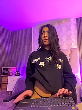 MAIILY TAY online show from November 29, 2025, 11:57 am