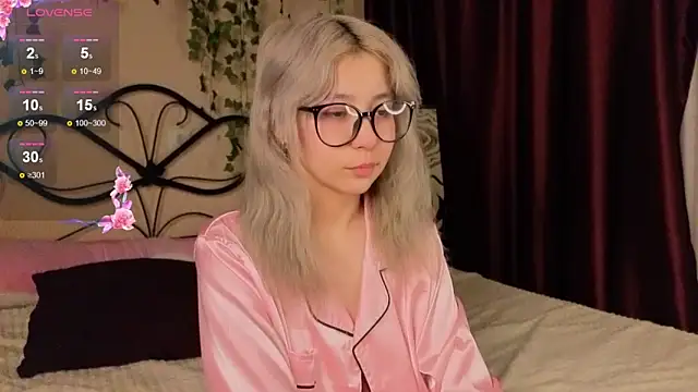 Alika Kiss online show from November 5, 2025, 3:28 am