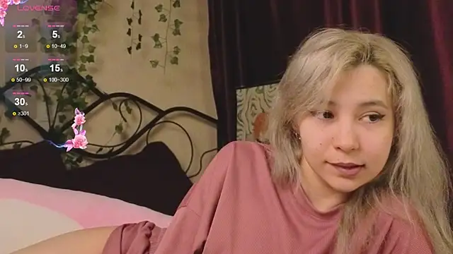 Alika Kiss online show from November 14, 2025, 4:11 am