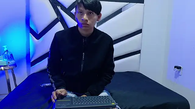 ALEXANDRO BOVER online show from November 4, 2025, 7:13 pm