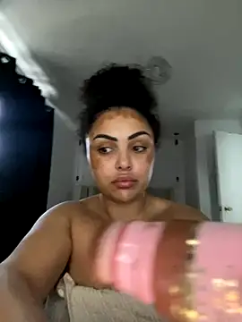 Snapshot of CaramelCarmenxox chatting on December 5, 2025, 2:58 pm CaramelCarmenxox online show from December 5, 2025, 2:58 pm