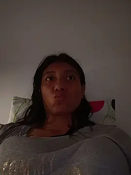 Snapshot of YeseniaRodriguez3 chatting on January 8, 2026, 10:23 pm YeseniaRodriguez3 online show from January 8, 2026, 10:23 pm