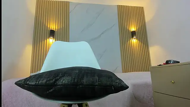  EMMYROSE online show from November 14, 2025, 7:23 pm