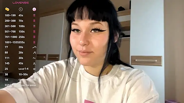 LaurenOveson online show from November 3, 2025, 10:16 am