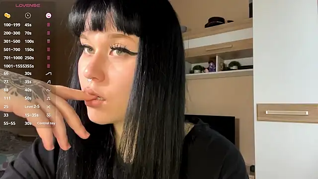 LaurenOveson online show from November 10, 2025, 6:23 am