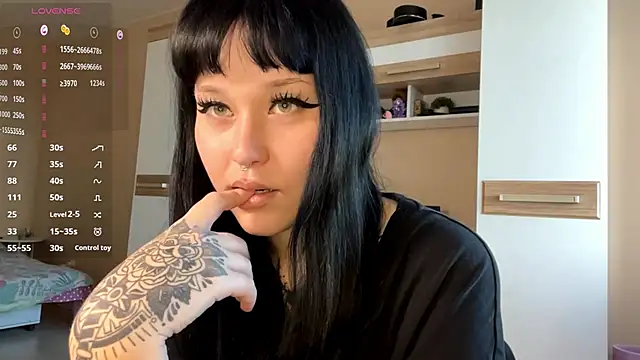 LaurenOveson online show from November 11, 2025, 8:25 am