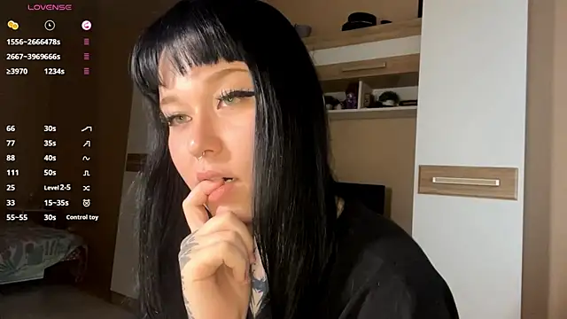 LaurenOveson online show from November 18, 2025, 10:20 am