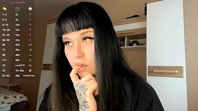 LaurenOveson online show from November 30, 2025, 10:30 am