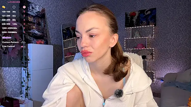 MiraVandee online show from November 24, 2025, 5:18 am