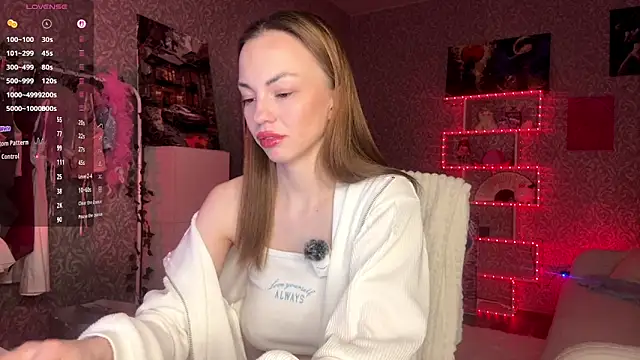 MiraVandee online show from December 2, 2025, 5:13 am