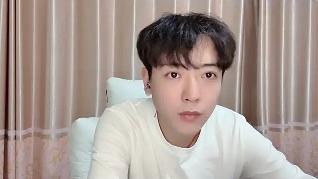 xiaoxiao1025 online show from October 31, 2025, 1:23 pm