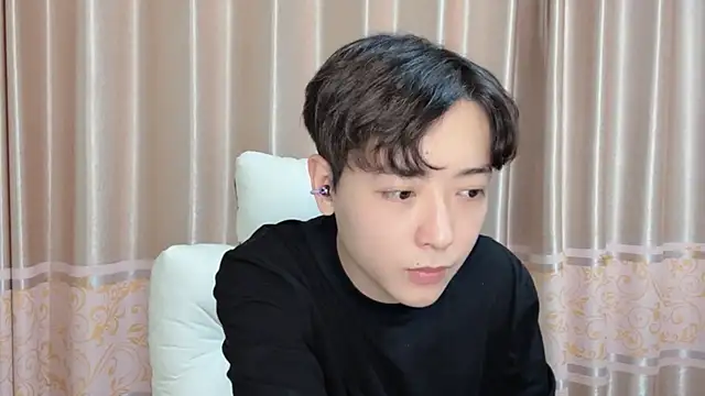 xiaoxiao1025 online show from November 3, 2025, 1:01 pm