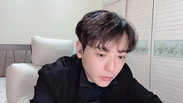 xiaoxiao1025 online show from November 12, 2025, 12:27 pm