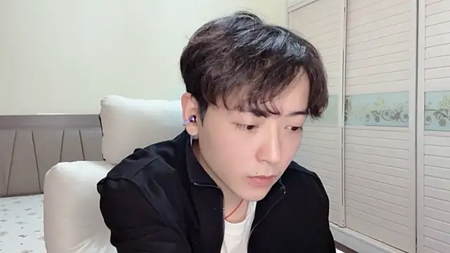 xiaoxiao1025 online show from November 13, 2025, 12:59 pm