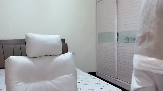 xiaoxiao1025 online show from November 15, 2025, 1:29 pm