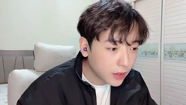 xiaoxiao1025 online show from November 17, 2025, 12:33 pm