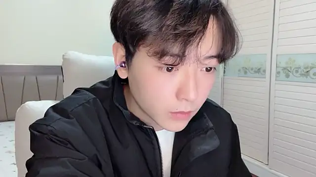 xiaoxiao1025 online show from November 19, 2025, 1:33 pm