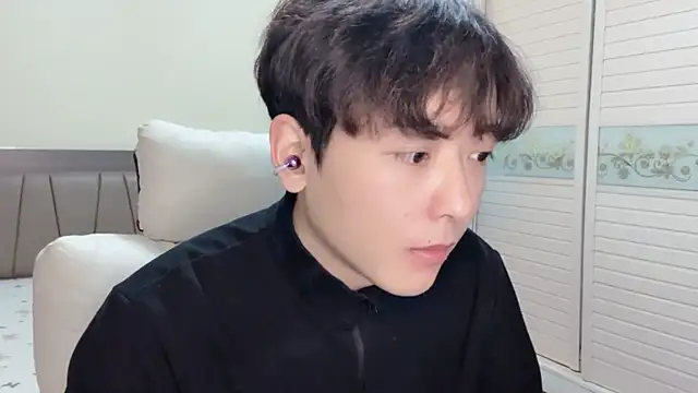 xiaoxiao1025 online show from November 23, 2025, 12:38 pm