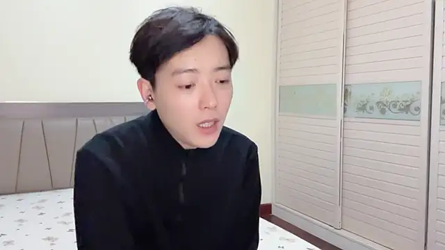 xiaoxiao1025 online show from December 5, 2025, 1:42 pm