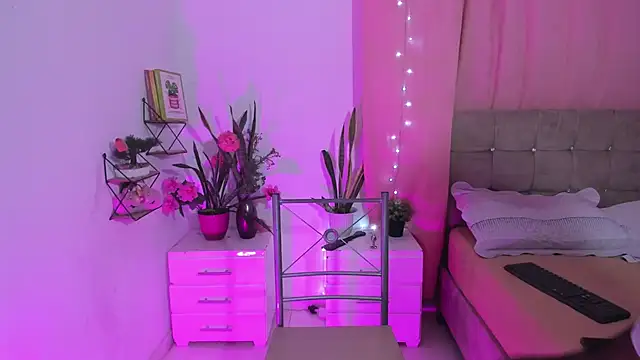 nahomi28  online show from November 22, 2025, 6:40 pm