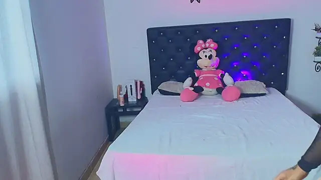 GiannaRoberts online show from November 14, 2025, 12:48 pm