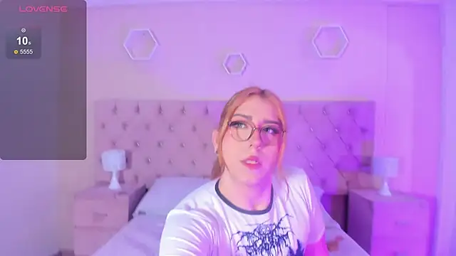 JanneBlossom  online show from November 12, 2025, 9:03 pm