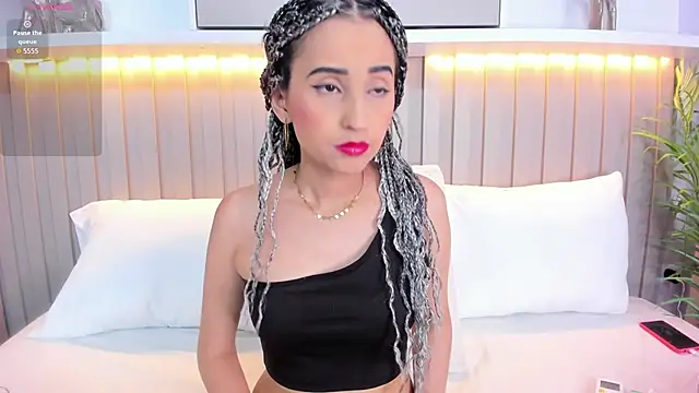 violett rabbit  online show from November 6, 2025, 8:21 pm