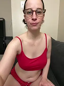 Snapshot of CreamedKitten chatting on December 15, 2025, 3:49 pm CreamedKitten online show from December 15, 2025, 3:49 pm