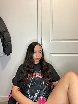 nikkiloveee online show from November 26, 2025, 6:14 am