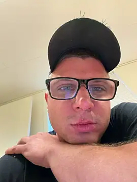 PolishBoy1995 online show from November 5, 2025, 1:44 pm