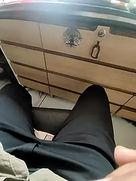 tomdear online show from October 26, 2025, 9:48 am