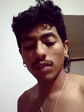 SkinniYamo online show from April 21, 2026, 4:52 am